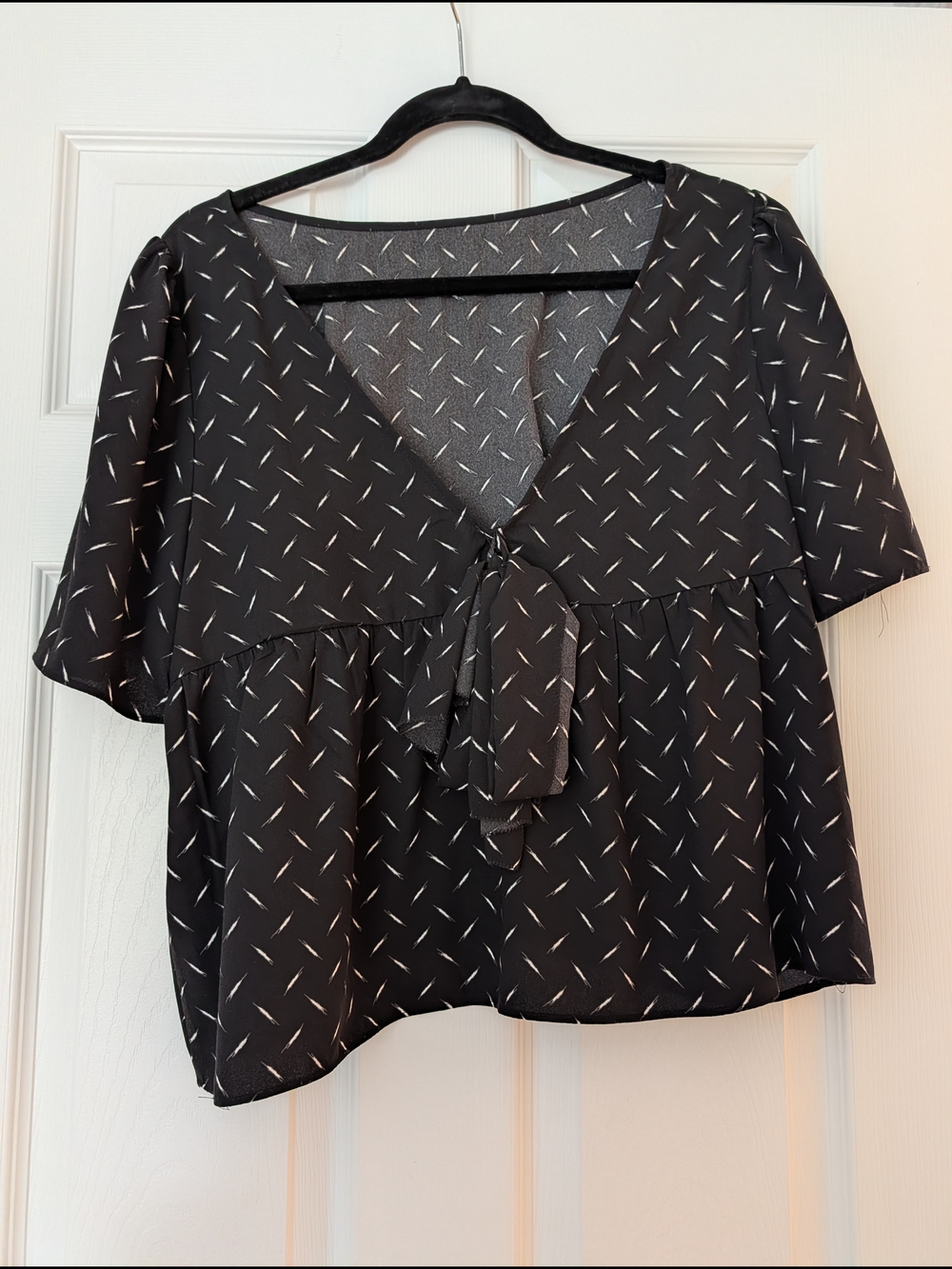 Kensie Black Short-Sleeve Patterned Blouse With Bow